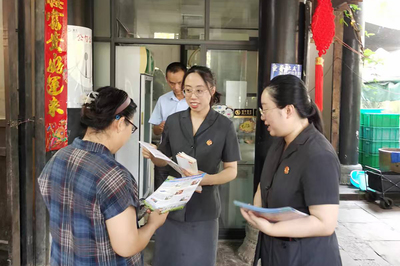 這個夏天，古鎮來了新“游客”——法律咨詢服務